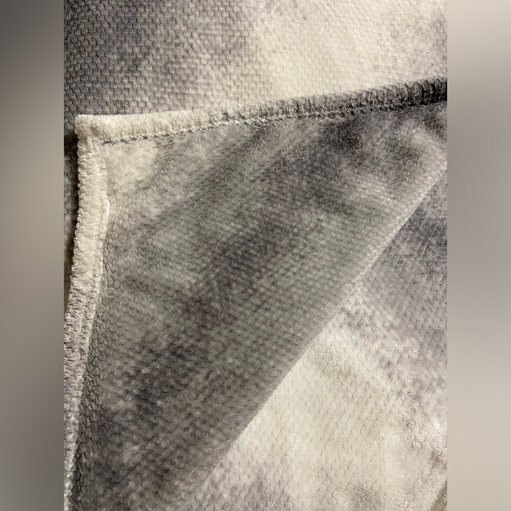 MON CHATEAU Honeycomb Marble Throw Blanket